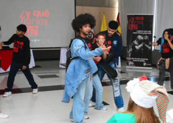 Obra juvenil visibilizó problemáticas de salud mental a través del arte en la Plaza de la Paz